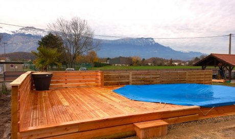 Création d'un piscine hors sol avec aménagement d'une terrasse sur mesure.